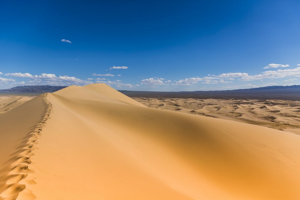 khongor sand dunes