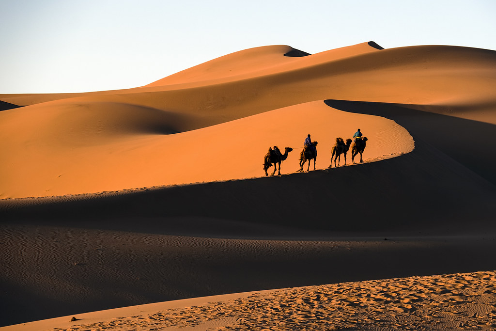 khongor sand dunes