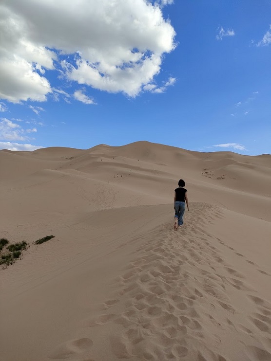 khongor sand dunes
