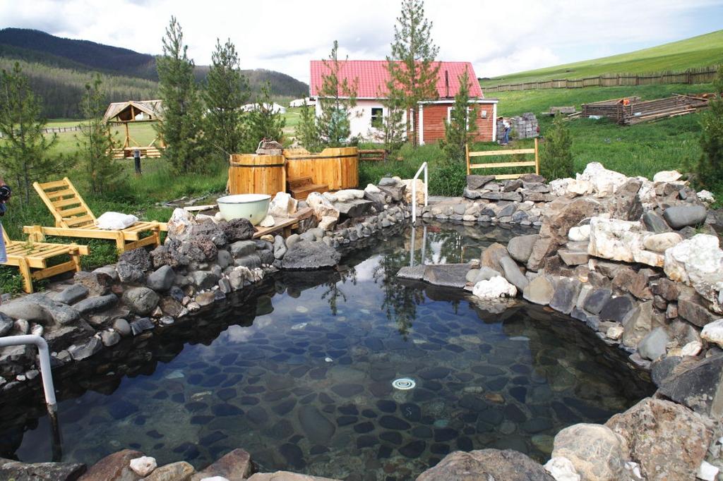 tsenkher hot spring